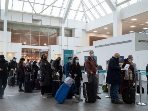 Restricciones por &oacute;micron condicionan el panorama mundial de vuelos