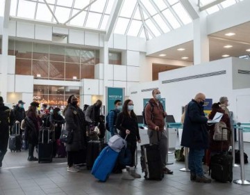 Restricciones por &oacute;micron condicionan el panorama mundial de vuelos