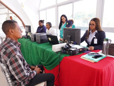 Gobierno inicia entrega de carnets del SeNaSa a militares pensionados