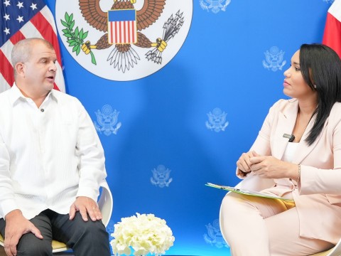 Embajada de EE.UU. permite celulares, pero advierte sanciones si te atrapan grabando