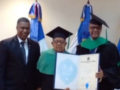 Hombre se grad&uacute;a de la universidad a sus 86 a&ntilde;os