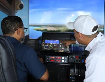 IDAC instala simulador de vuelo en Primera Feria Regional del Libro y la Cultura Cibao 2026