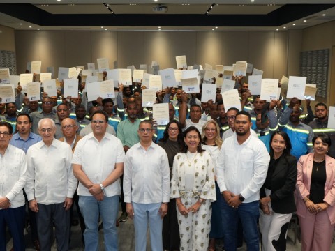  Infotep certifica competencias laborales de 158 electricistas y la SIE entrega licencias a 99 trabajadores
