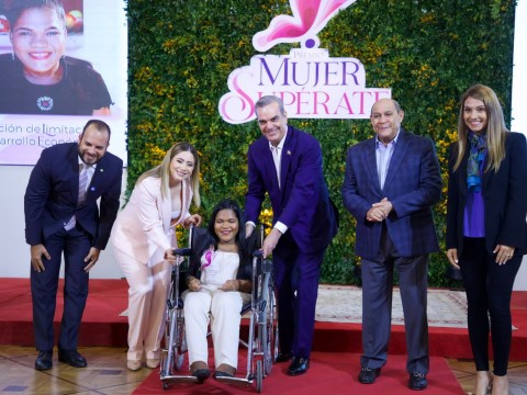 Presidente Abinader reconoce Mujeres del Programa S&uacute;per Emprendedoras