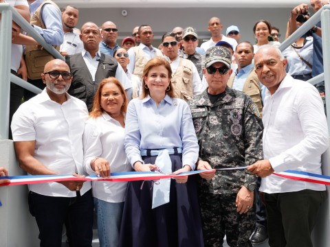 Vicepresidenta inaugura Centro Tecnol&oacute;gico La Moneda, un destacamento policial y una cancha de baloncesto y voleibol en Los Tres Brazos