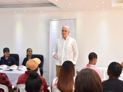 Ministro de Trabajo exhorta a j&oacute;venes aprovechar oportunidades de las ferias y jornadas de empleo