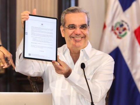 Presidente Abinader firma primer decreto de manera digital