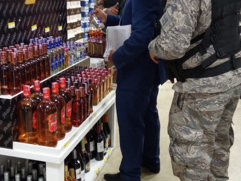 Aduanas encabeza allanamientos contra red de venta de bebidas falsificadas, vencidas y mal etiquetadas
