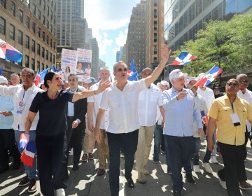 Presidente Abinader encabeza Desfile Dominicano de Manhattan; recorre la Sexta Avenida ovacionado por la multitud