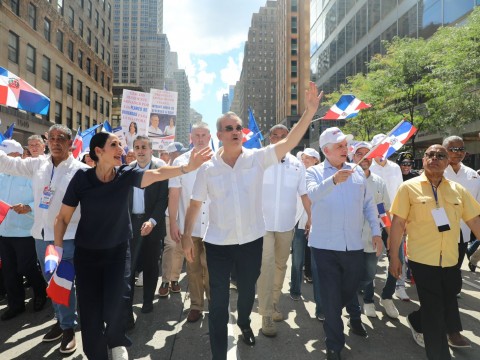 Presidente Abinader encabeza Desfile Dominicano de Manhattan; recorre la Sexta Avenida ovacionado por la multitud