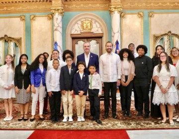 Presidente Abinader recibe estudiantes meritorios hijos de dominicanos en el exterior