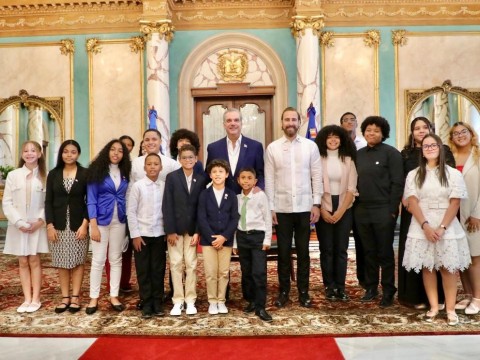 Presidente Abinader recibe estudiantes meritorios hijos de dominicanos en el exterior