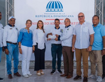 Gobierno entrega recursos a iglesia, sindicato y sector deportivo de Puerto Plata