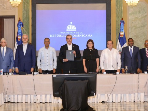 Presidente Abinader firma pacto de Naci&oacute;n por Crisis haitiana