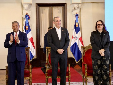 Presidente Abinader exhorta a servidores p&uacute;blicos y entidades estatales, seguir trabajando en aras de la calidad en la administraci&oacute;n p&uacute;blica.
