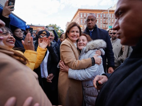 Vicepresidenta celebra con dominicanos en New York el b&eacute;isbo