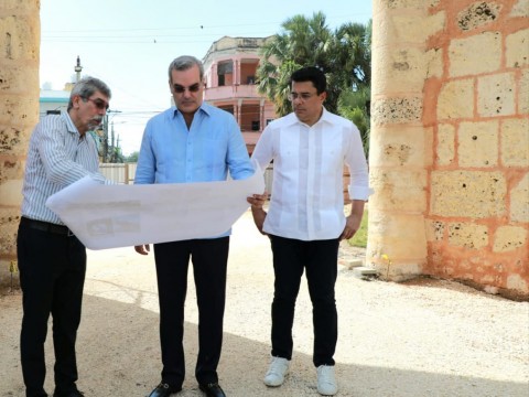 Presidente Abinader supervisa trabajos de remozamiento de la Zona Colonial 