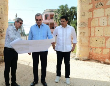 Presidente Abinader supervisa trabajos de remozamiento de la Zona Colonial 