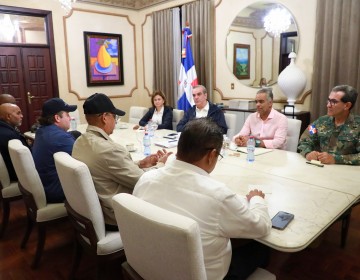 Abinader est&aacute; reunido con funcionarios coordinando acciones ante paso de tormenta 