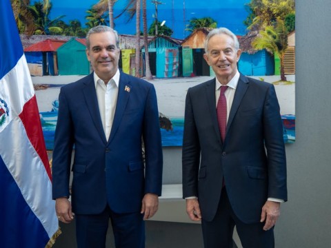 Tony Blair se re&uacute;ne con el presidente Abinader