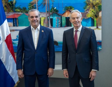 Tony Blair se re&uacute;ne con el presidente Abinader
