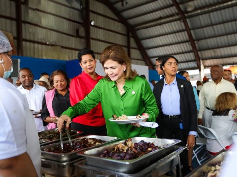 Vicepresidenta comparte almuerzo navide&ntilde;o con moradores de Villa Mella y La Victoria