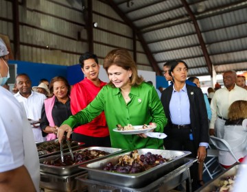 Vicepresidenta comparte almuerzo navide&ntilde;o con moradores de Villa Mella y La Victoria