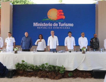 Presidente Abinader entrega plaza de vendedores, habilitaci&oacute;n del acceso peatonal y provisiones sanitarias de la playa Las Galeras en Saman&aacute;.