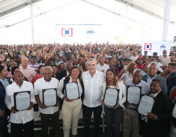 Presidente Abinader entrega 3100 t&iacute;tulos de propiedad a residentes del Tamarindo primero