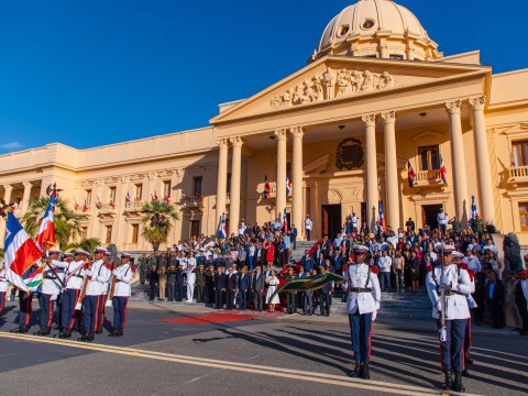 Presidente Abinader encabeza acto de homenaje a la Bandera Nacional