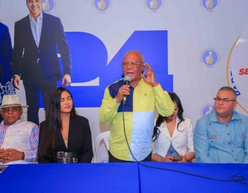 Juan P&eacute;rez con equipo se juramenta en oLA Sector Externo de Luis Abinader