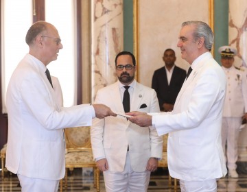 Presidente Abinader recibe cartas credenciales de siete nuevos embajadores en el pa&iacute;s