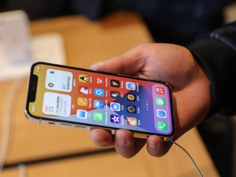 En Brasil, multan a Apple por vender iPhones sin cargador
