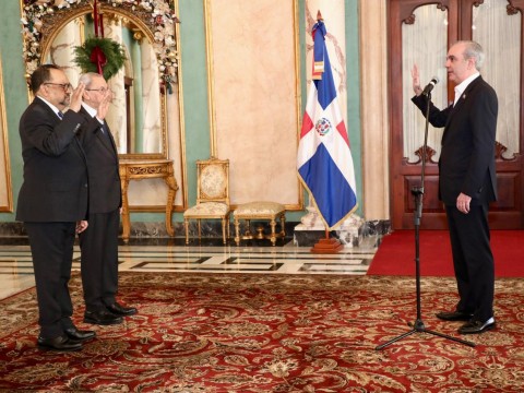Presidente Abinader juramenta a Antoliano Peralta como ministro de Justicia y a Jorge Subero Isa como Consultor Jur&iacute;dico