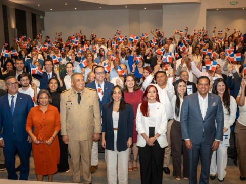  Ministra de Interior y Polic&iacute;a encabeza juramentaci&oacute;n de nuevos dominicanos y destaca compromiso con la patria