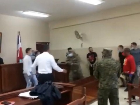 A golpes y patadas se enfrentan agentes de seguridad y detenidos 