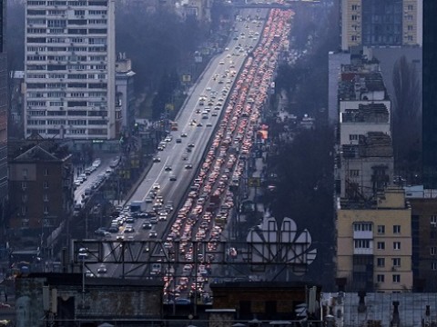 P&aacute;nico y colapso en las carreteras de Kiev para salir de la ciudad