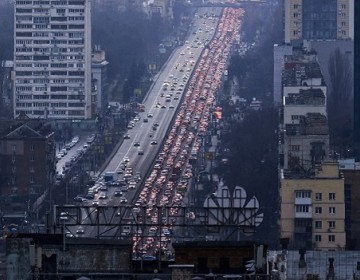 P&aacute;nico y colapso en las carreteras de Kiev para salir de la ciudad