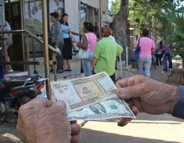 Cuba elimina el gravamen al d&oacute;lar y promueve su uso para rescatar econom&iacute;a