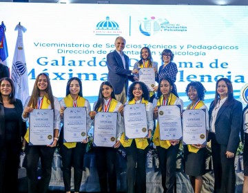 &nbsp;Ministro Luis Miguel De Camps entrega el Galard&oacute;n Diploma de M&aacute;xima Excelencia a 150 estudiantes meritorios