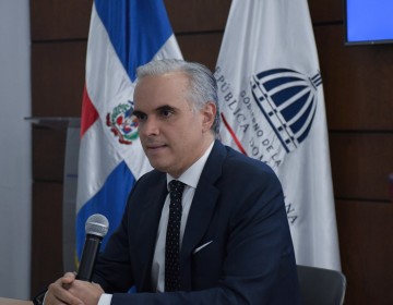 Luis Miguel De Camps instruye nueva pol&iacute;tica nacional sobre uso de celulares y convivencia digital en centros educativos