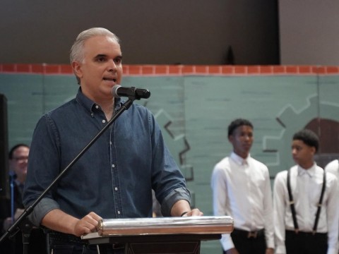 Luis Miguel De Camps encabeza Gala Regional de Arte en Santiago y refuerza impulso del arte en el sistema p&uacute;blico