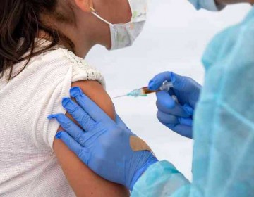 La OMS dice vacunar a ni&ntilde;os contra el covid es beneficioso pero &ldquo;menos urgente&rdquo;