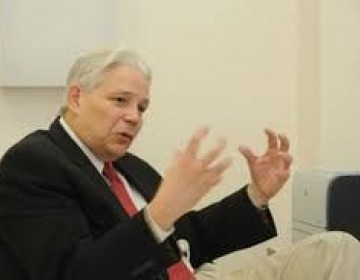 Neum&oacute;logo sugiere al Gobierno no ahorrar vacunas para segunda dosis