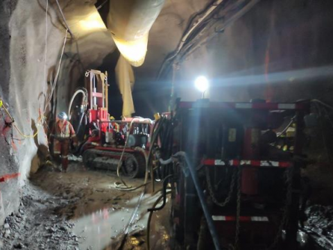 Abinader: Maquina canadiense comenz&oacute; a trabajar anoche y se espera un rescate pronto de los mineros