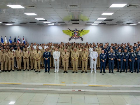 Ministerio de Defensa reconoce a oficiales por su trayectoria y a&ntilde;os de servicio