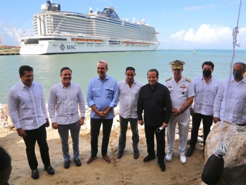 Abinader inaugura muelle tur&iacute;stico en PP y recibe primer crucero con 1,700 turistas