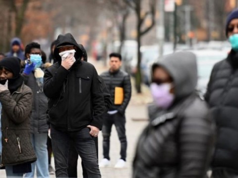 Personas desaf&iacute;an la lluvia y hacen cola fuera de hospitales de NY para prueba de coronavirus