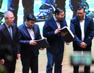 Bolivia firma convenio con consorcio chino para la extracci&oacute;n directa de litio