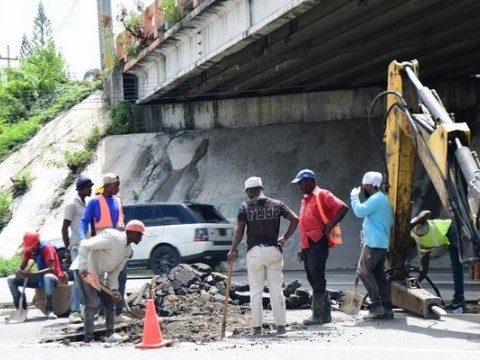 Obras P&uacute;blicas tapa hoyos autopista 6 de Noviembre